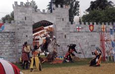Chevalier traversant la porte d'entr�e du ch�teau