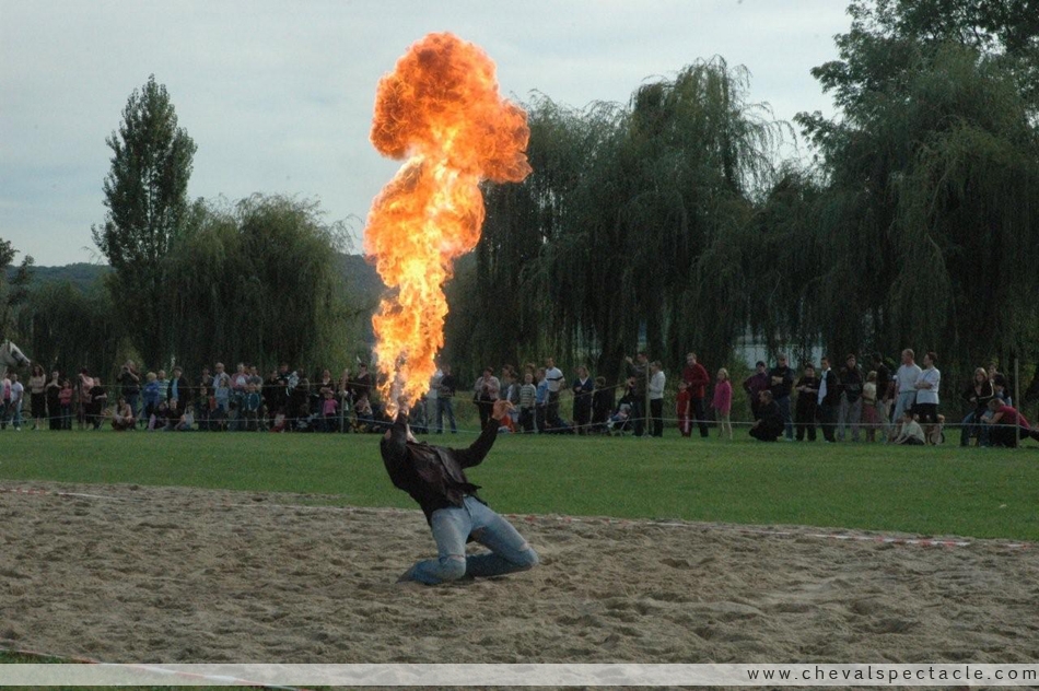 Cracheur de feu à genoux