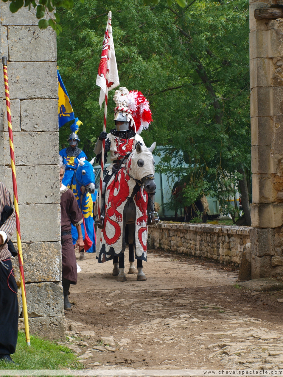 Franchissant la porte du château