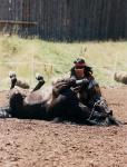 Indien se cachant derriere son cheval